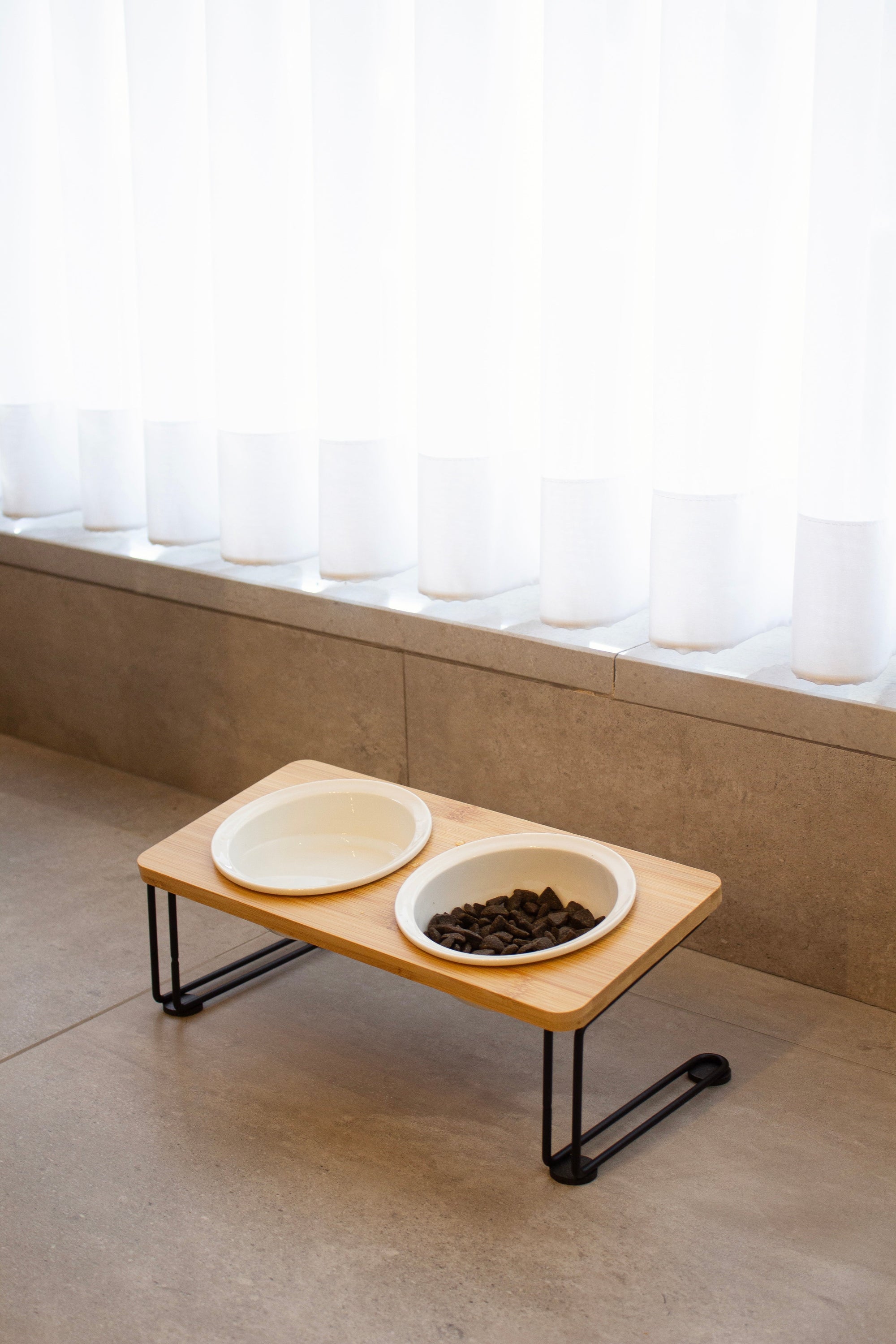 סט קערות אוכל ומים מוגבה לכלב בעיצוב מודרני – תומך ביציבה בריאה ומשפר את חוויית האכילה