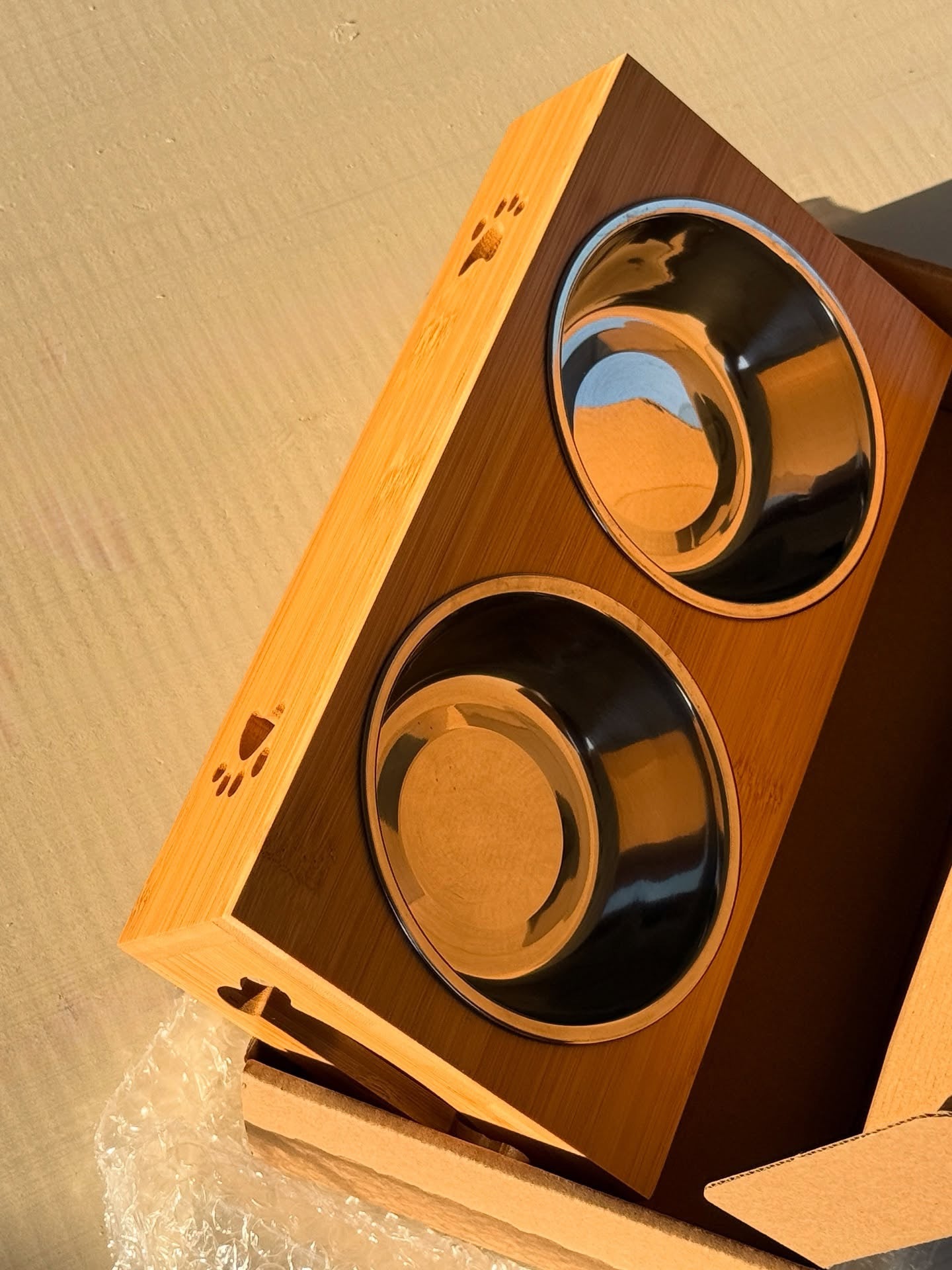 מוצר לכלבים סט קערות נירוסטה לכלבים בשילוב עץ – עיצוב טבעי ויציב - תמונה ראשית